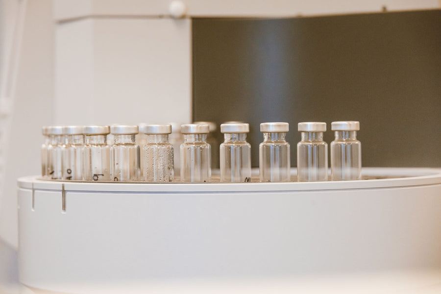 CJC-1295 e ipamorelina: por qué se combinan y qué dice la evidencia de cada uno